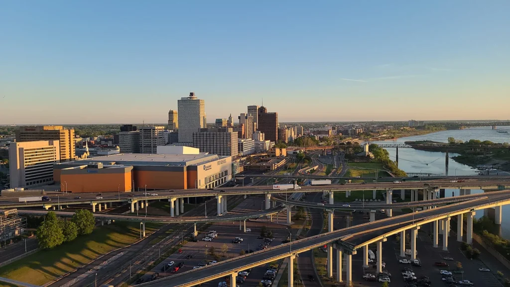 Panorámica del centro de Memphis con sus edificios y el cruce de autopistas al atardecer, zona oeste donde emitimos placa temporal en Tennessee