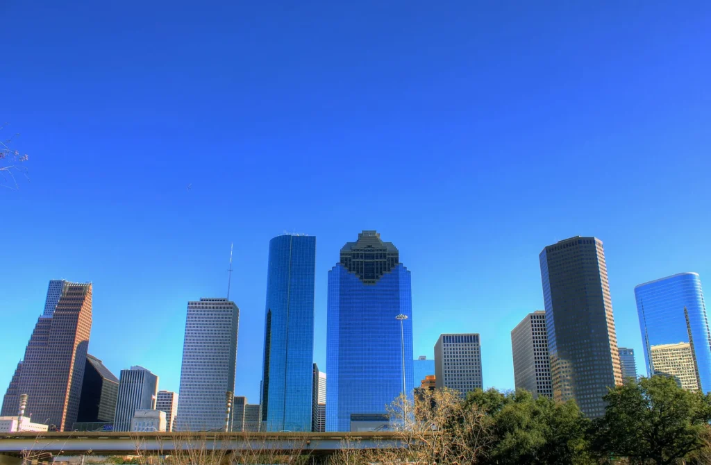 Rascacielos del centro de Houston bajo un cielo azul, ciudad con gran demanda de placa temporal en Texas