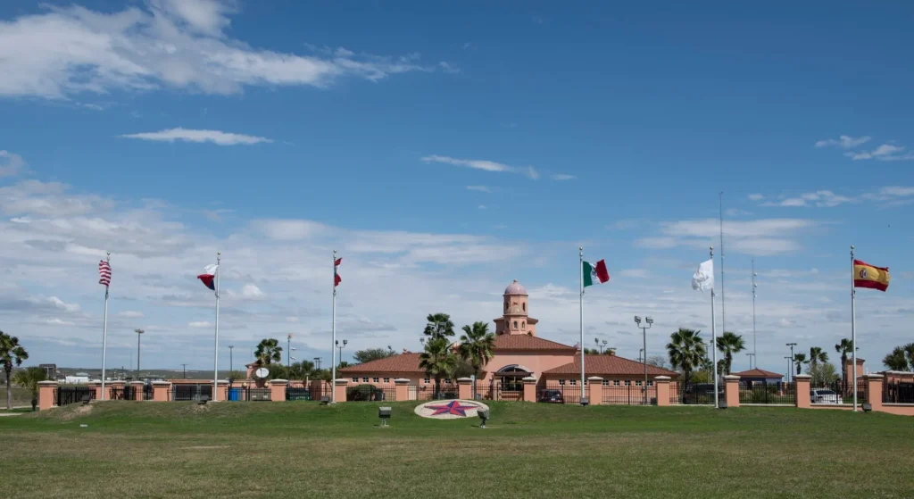 Centro de bienvenida de Texas en Laredo, junto al cruce de la Interstate 35 y la US-83, puerta de entrada para circular con placa temporal en Texas