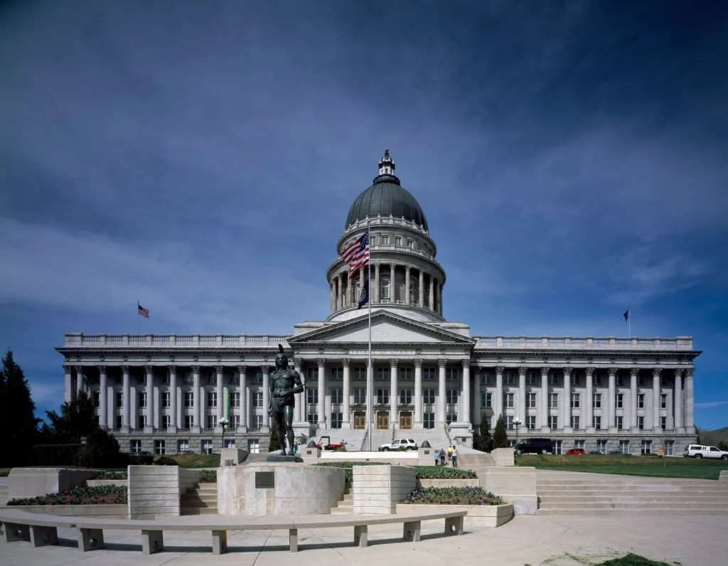 Fachada del Capitolio de Utah en Salt Lake City con su cúpula y columnas, ciudad donde más se pide placa temporal en Utah