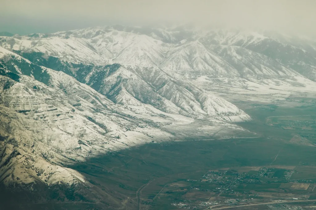 Vista aérea de la cordillera Wasatch nevada sobre el valle urbano, zona donde se concentra la demanda de placa temporal en Utah