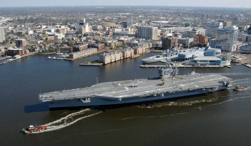 Frente marítimo del centro de Norfolk visto desde el río Elizabeth, ciudad portuaria de Virginia donde tramitamos placa temporal en Virginia