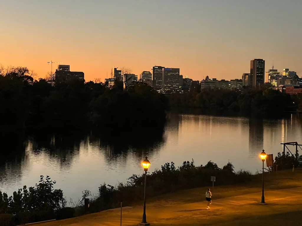 Skyline de Richmond visto desde Shockoe Bottom al atardecer, capital donde el Virginia DMV fija las reglas de la placa temporal en Virginia