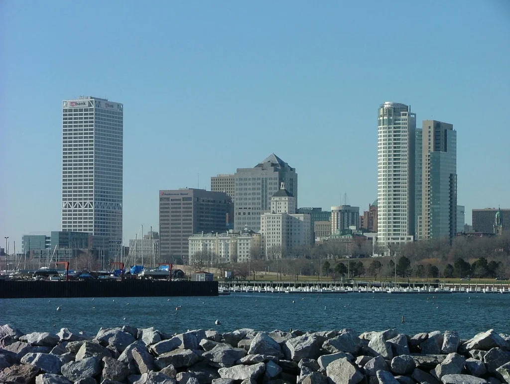 Rascacielos del centro de Milwaukee vistos desde la marina sobre el lago Michigan, ciudad donde más se pide placa temporal en Wisconsin