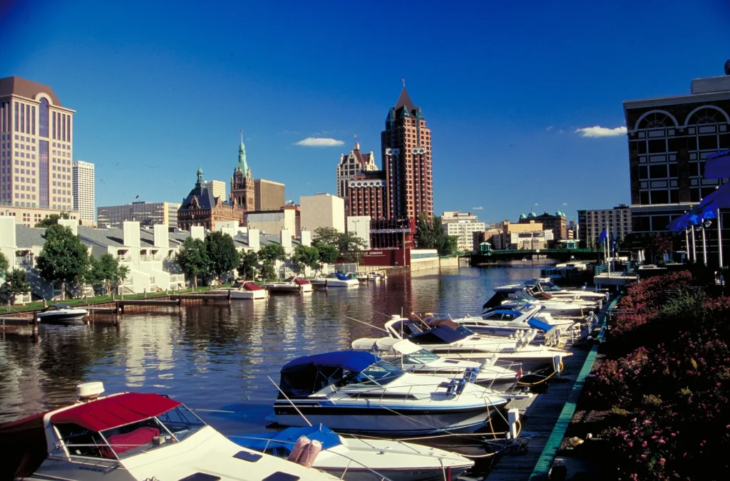 Lanchas amarradas en el río Milwaukee con los edificios del centro al fondo, zona de Walker's Point donde emitimos placa temporal en Wisconsin