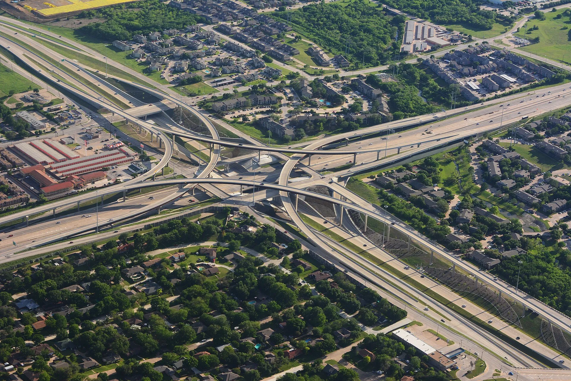 Vista aérea de un cruce de autopistas en Estados Unidos
